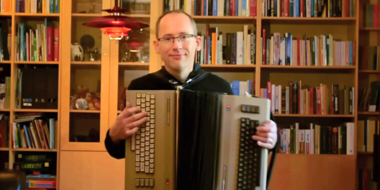 Un ingénieur suédois crée un accordéon jouable à partir de 2 ordinateurs Commodore 64