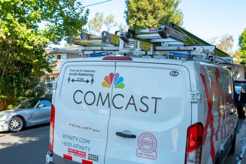 Una camioneta del servicio Comcast vista desde atrás.