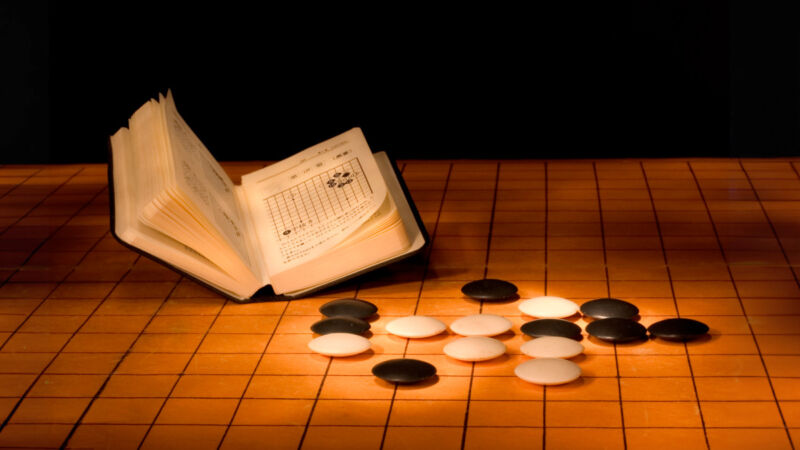 New Go-playing trick defeats world-class Go AI—but loses to human amateurs