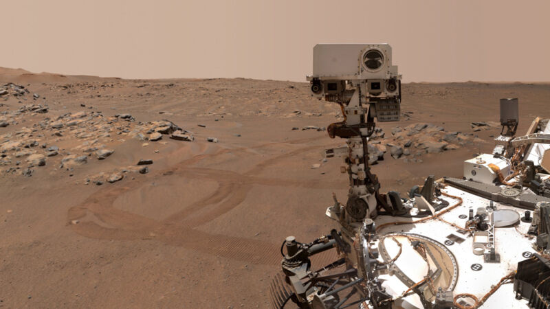 Изображение мачты марсохода в красном окружении Марса.