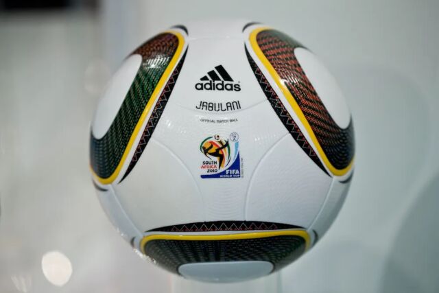 El balón Jabulani más suave de la Copa del Mundo de Sudáfrica 2010 recibió muchas críticas por ser lento en el aire.