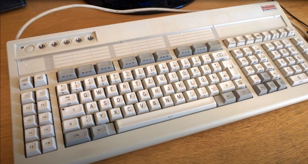 El teclado CT06-CT07/2 M Softkeys de Nixdorf, como se muestra en una reseña del YouTuber Chyrosran22.