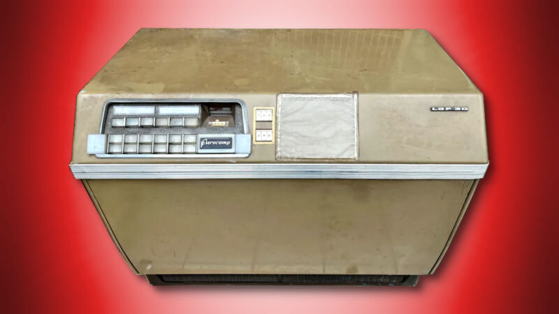 کامپیوتر LGP-30 از سال 1956 که c-wizz آن را در زیرزمین پیدا کرد.