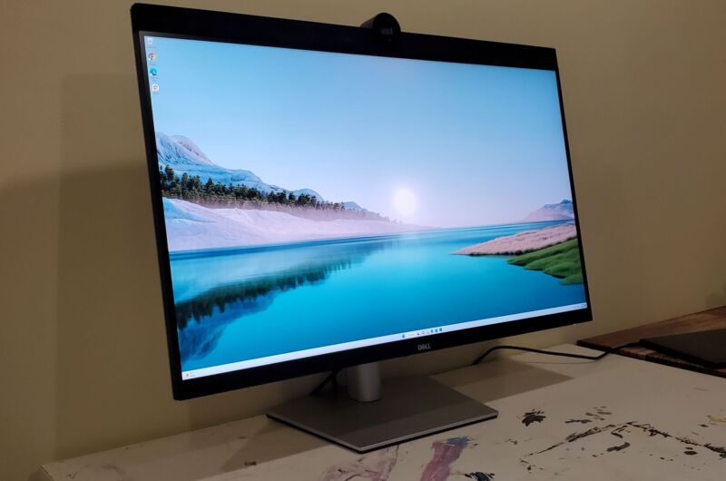 Dell UltraSharp U3223QZ 4K 显示器。