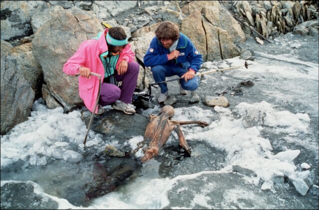 Dua pendaki gunung dengan Ötzi, mumi manusia tertua di Eropa, di Pegunungan Alpen Ötztal antara Austria dan Italia pada September 1991.