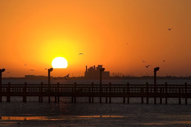 Puesta De Sol Sobre La Bahía De Corpus Christi En Texas.