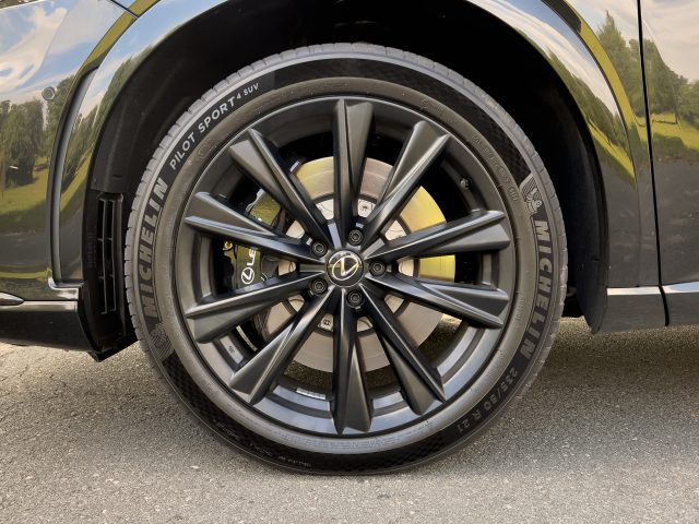 Lexus RX 500h F Sport tire
