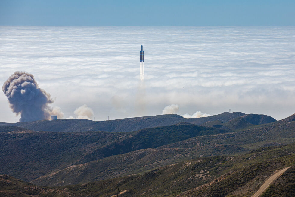 Esta vista del cohete pesado Delta IV de United Launch Alliance que sube por encima de la niebla en la Base de la Fuerza Aérea Vandenberg puede ser mi foto de lanzamiento favorita de 2022.