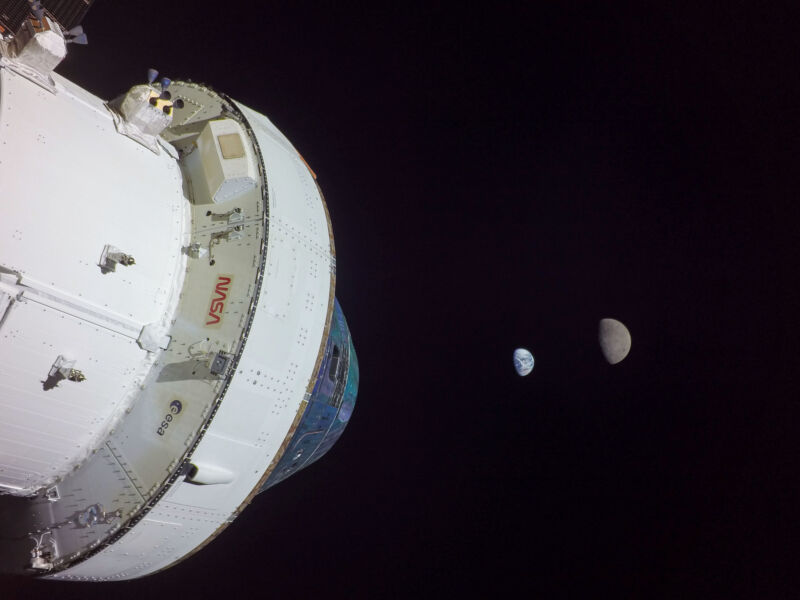 Orión, la Tierra y la Luna, capturados durante la misión Artemis I.