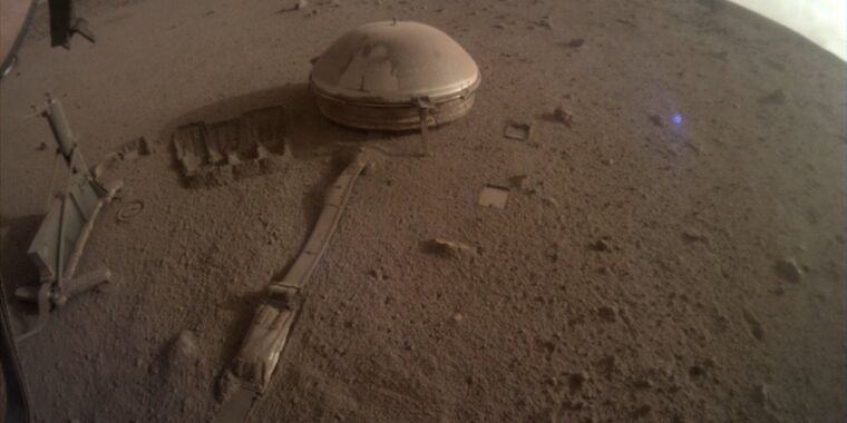 화성 먼지와의 오랜 투쟁 끝에 NASA의 InSight 탐사선이 진정되었습니다.