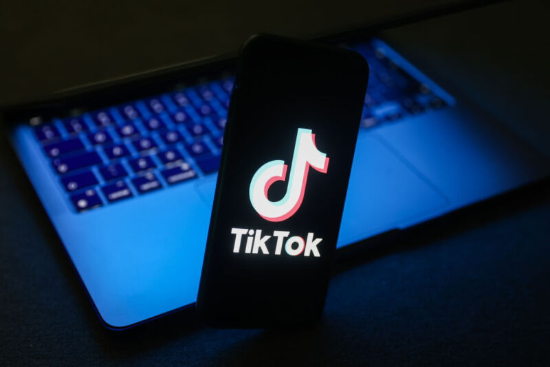 TikTok رجال الشرطة لتنفيذ 