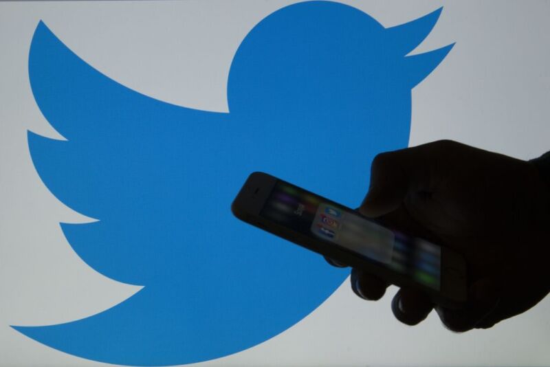 Twitter diffuse des publicités de grandes marques avec des tweets extrémistes, jusqu’à ce qu’ils soient signalés