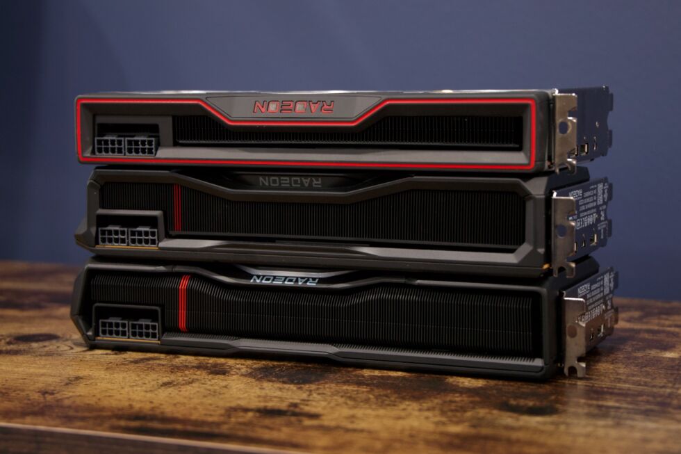 La serie 7900 da 2,5 slot è ancora più spessa delle schede a due slot come la Radeon RX 6800 (in alto). 