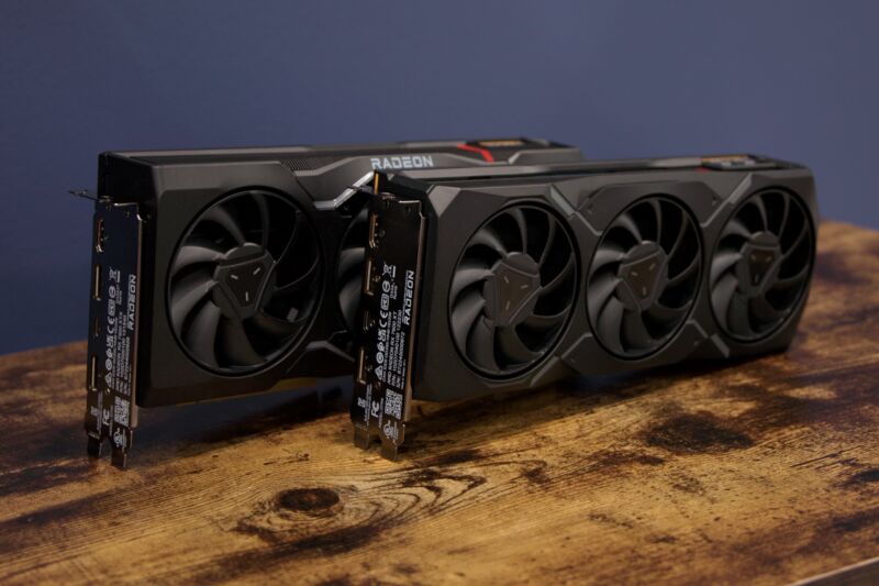 Radeon RX 7900 XTX de AMD (trasera) y 7900 XT (frontal).