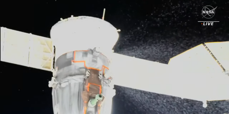 Una nave espacial rusa comenzó a filtrarse sin control el miércoles por la noche. Una nave espacial rusa comenzó a filtrarse sin control el miércoles por la noche.