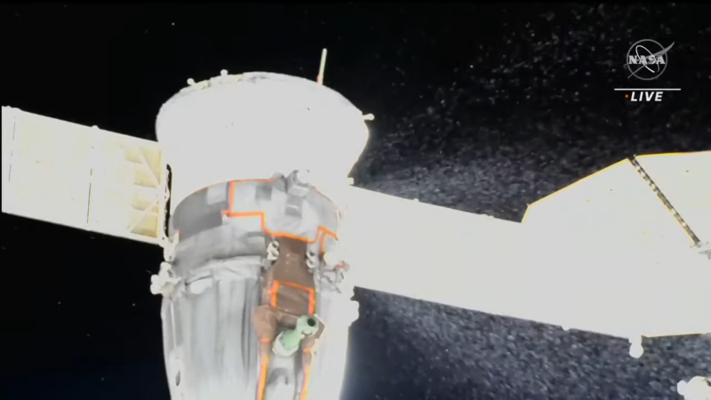 Une vue de l'arrière du vaisseau spatial Soyouz laissant échapper ce qui semble être de l'ammoniac mercredi soir.