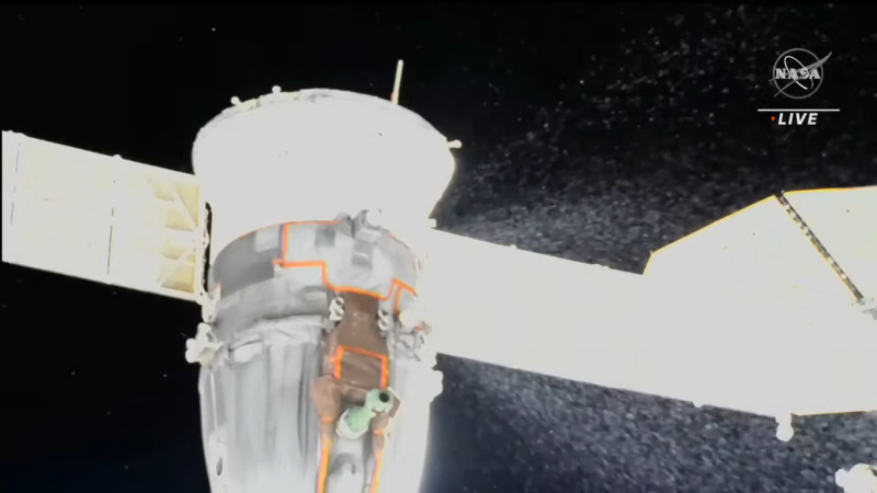 Una vista de la parte trasera de la nave espacial Soyuz que filtra lo que parece ser amoníaco el miércoles por la noche.