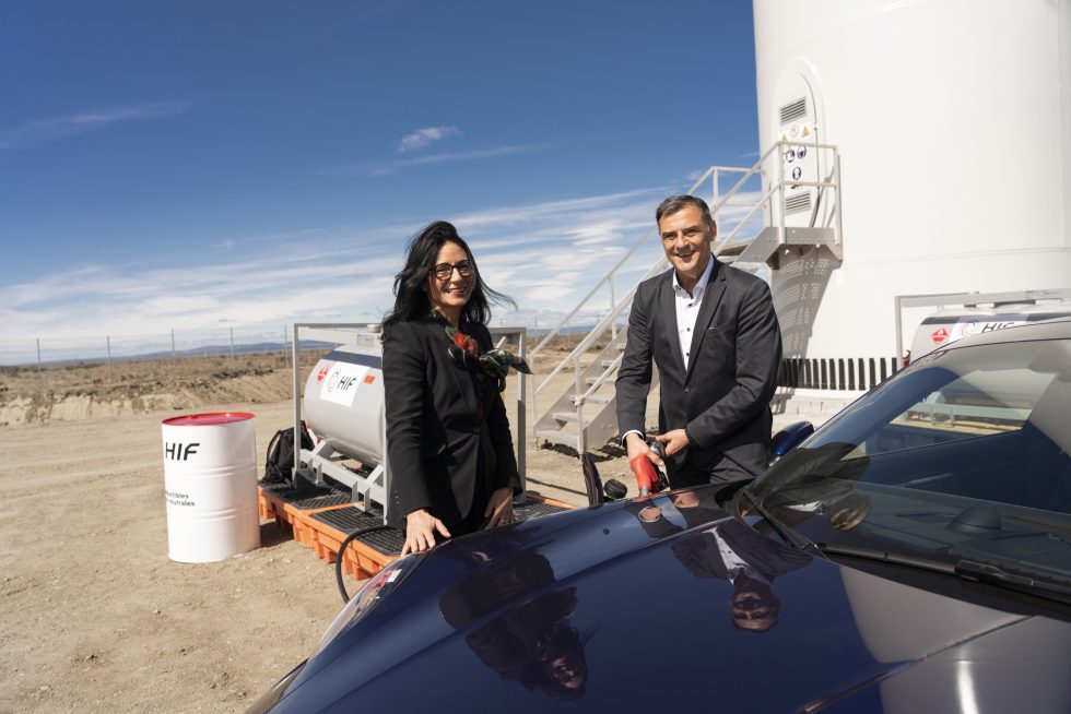 Barbara Frenkel, membre du directoire, achats et Michael Steiner, membre du directoire, recherche et développement, lors de l'inauguration de l'usine pilote eFuels au Chili.