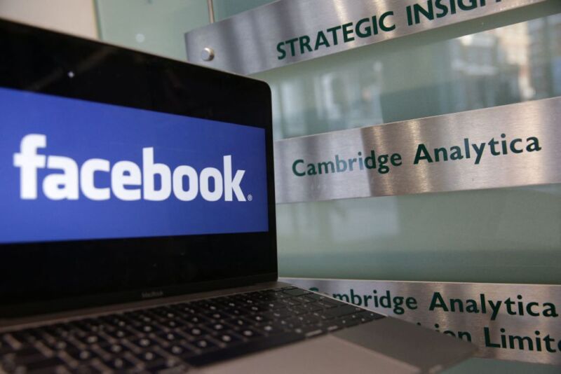 facebook الشعار بجانب cambridge analytica الصعداء 