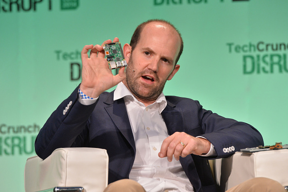 El CEO de Raspberry PI, Eben Upton, sostiene un Raspberry Pi en el escenario en Heaven32 Disrupt 2014.