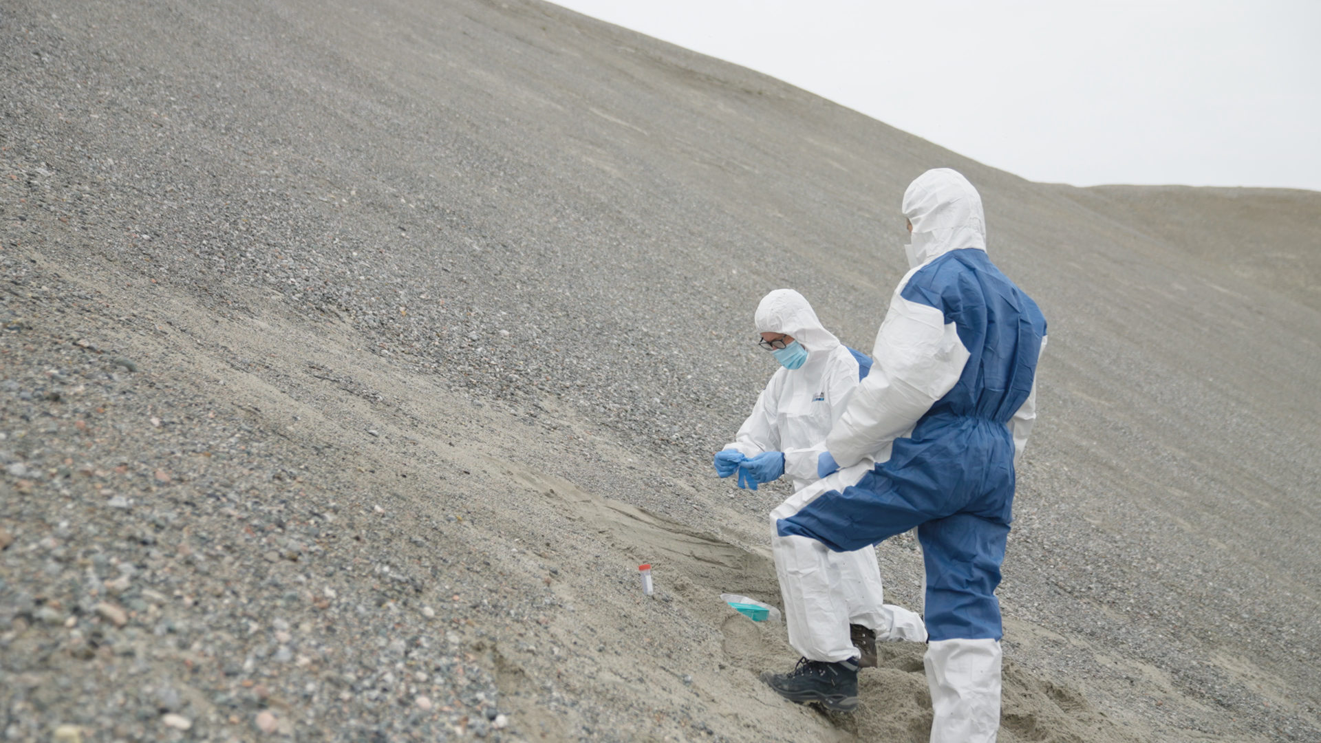 La misma área hoy, mientras los investigadores recolectan muestras y evitan la contaminación.