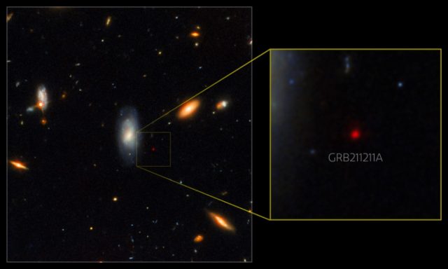 Superpuesta a una imagen tomada por el telescopio espacial Hubble, esta imagen de Gemini North muestra el resplandor del infrarrojo cercano de la kilonova desde un GRB largo.