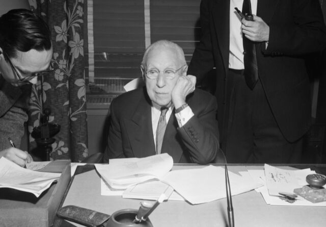 L'avocat H. Maass, président du conseil d'administration de l'Institute of Advanced Study de Princeton, s'entretient avec des journalistes le 13 avril 1954, avant les audiences : 