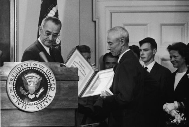Le président américain Lyndon B. Johnson (à gauche) présente le prix Enrico Fermi à J. Robert Oppenheimer à la Maison Blanche, le 2 décembre 1963. Neuf ans plus tôt, Oppenheimer avait été déchu de son habilitation de sécurité.