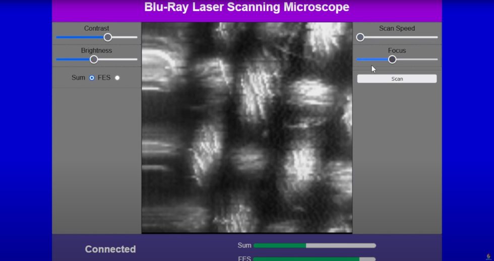 La imagen que capturó el microscopio del Doctor Volt de la pieza de tela.  Realizan ajustes a la imagen a través de una interfaz de navegador basada en Java.