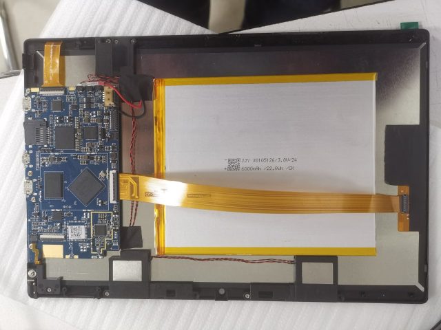 内部には PineTab 2 のプロトタイプがあり、バッテリーとすぐに使えるコネクタが隠されているため、交換が可能です。