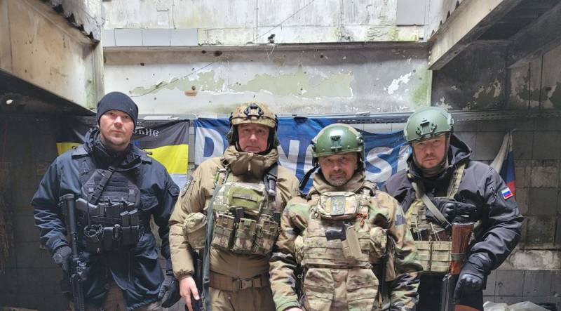 Dmitrij Rogozin, druhý zľava, pôsobí v ukrajinskom regióne Donbass.