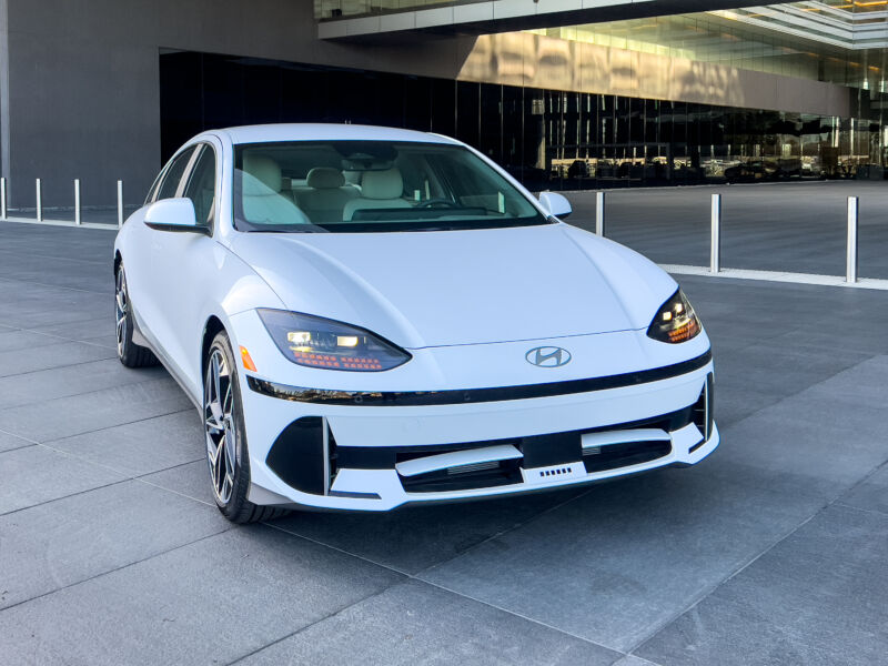 El Hyundai Ioniq 6 2024 está estacionado frente a la sede de Hyundai en América del Norte.