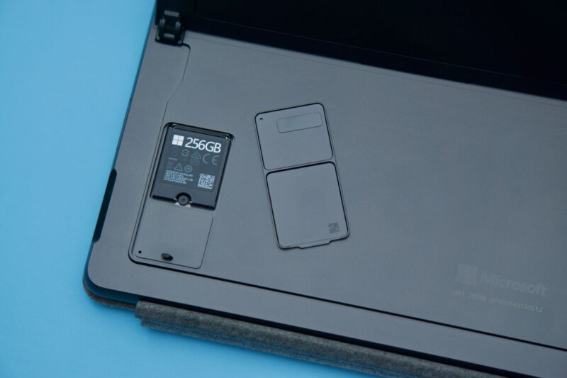 Os dispositivos Surface da Microsoft têm SSDs substituíveis pelo usuário, mas é difícil encontrá-los no tamanho (físico) correto.