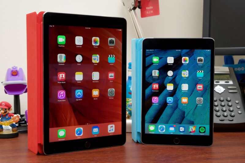 The iPad Air 2 (left) and iPad mini 4 (right) will still get iPadOS 15 updates, but Apple's newer iPads will have to upgrade.