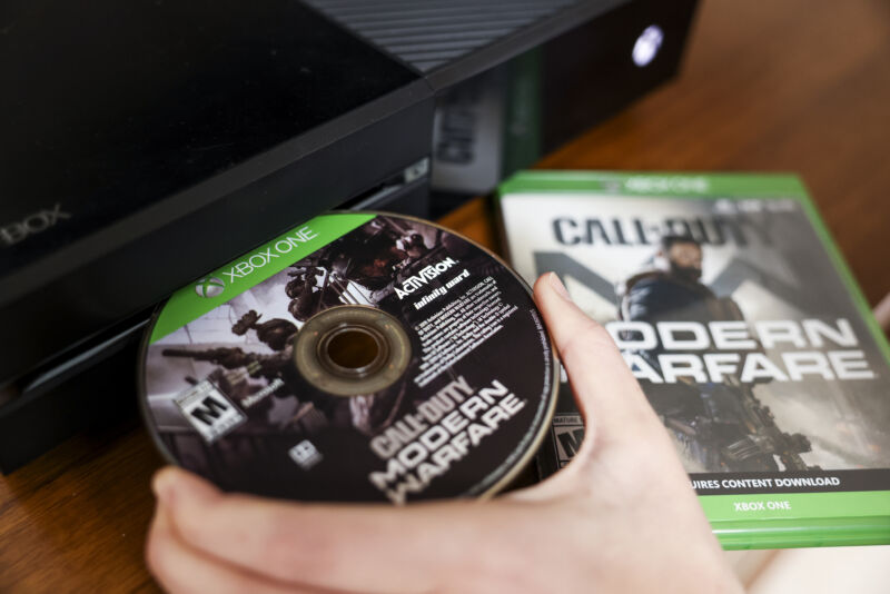 Hand loading Call of Duty Modern Warfare into an Xbox