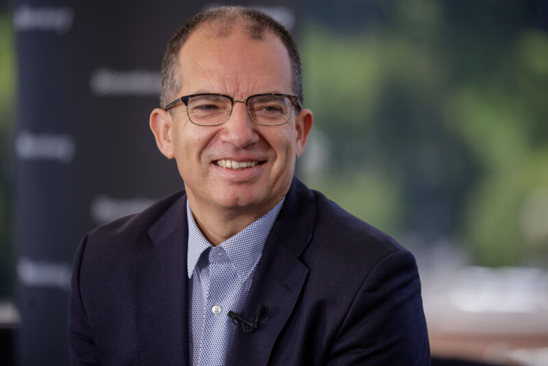 O CEO da Moderna, Stephane Bancel, durante uma entrevista à Bloomberg Television no dia de encerramento do Fórum Econômico Mundial em Davos, Suíça, em 26 de maio de 2022. 