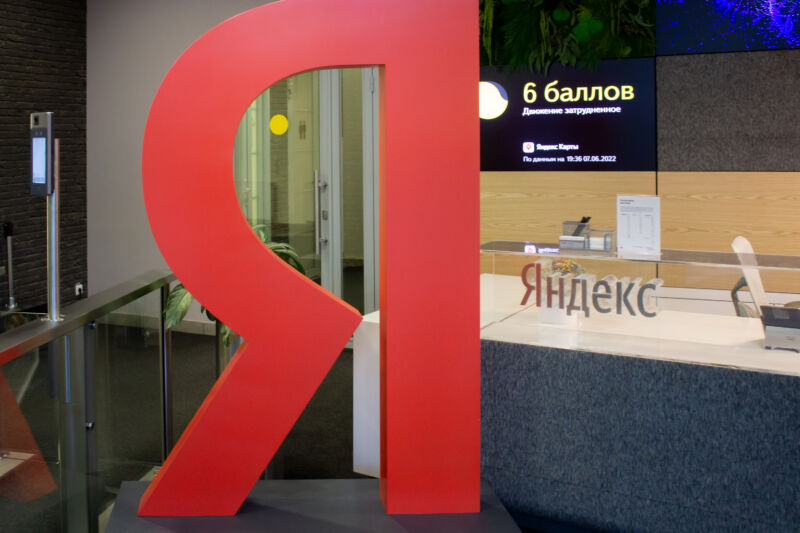 Logotipo de Yandex en la sede de la empresa