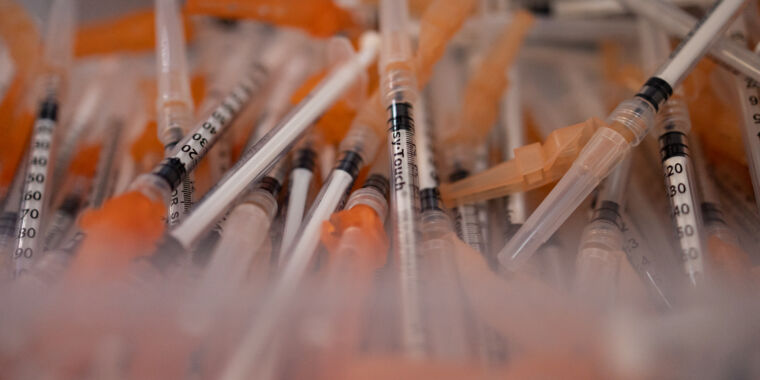 Un chirurgien plasticien a injecté aux enfants une solution saline au lieu du vaccin COVID, selon le gouvernement fédéral