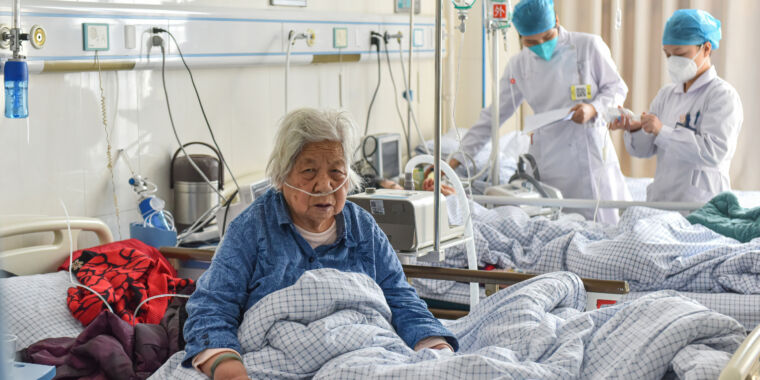 Більше мільйона людей можуть померти через те, що хвиля COVID-19 в Китаї обрушиться на великі свята