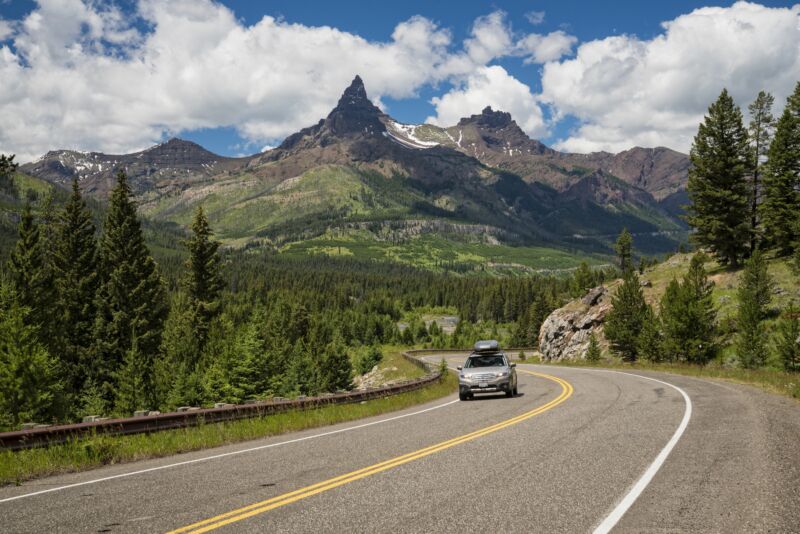 Драйвер и Index Peaks и Beartooth Highway, национальная живописная дорога All-American Road на границе Монтаны и Вайоминга.