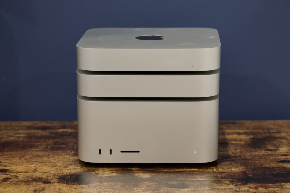 Apple setzt Ports op der Front vum Mac Studio, awer net op de Mini.