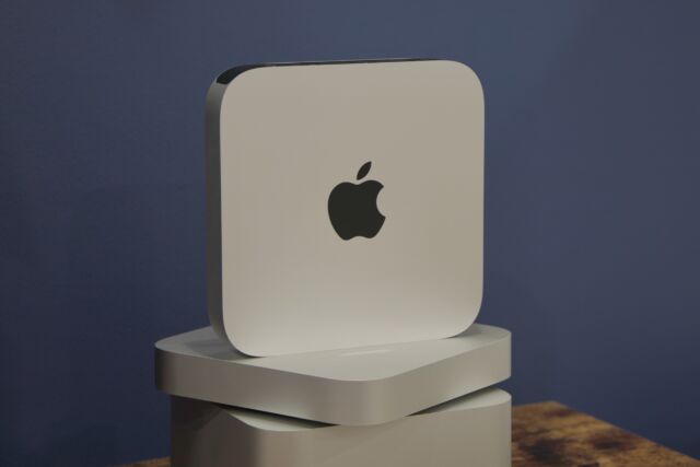 جهاز Mac Mini من Apple 2023.