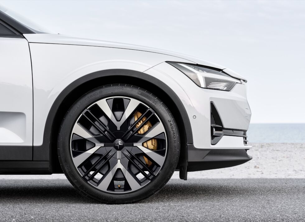 If you see a Polestar 2 with gold brake calipers, that means it has the Performance package.
