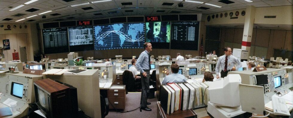 Flight Director James M. (Milt) Heflin, center, stands in Mission Control during STS-26 in 1988. This was the return-to-flight mission after the loss of space shuttle <em>Challenger</em>. 