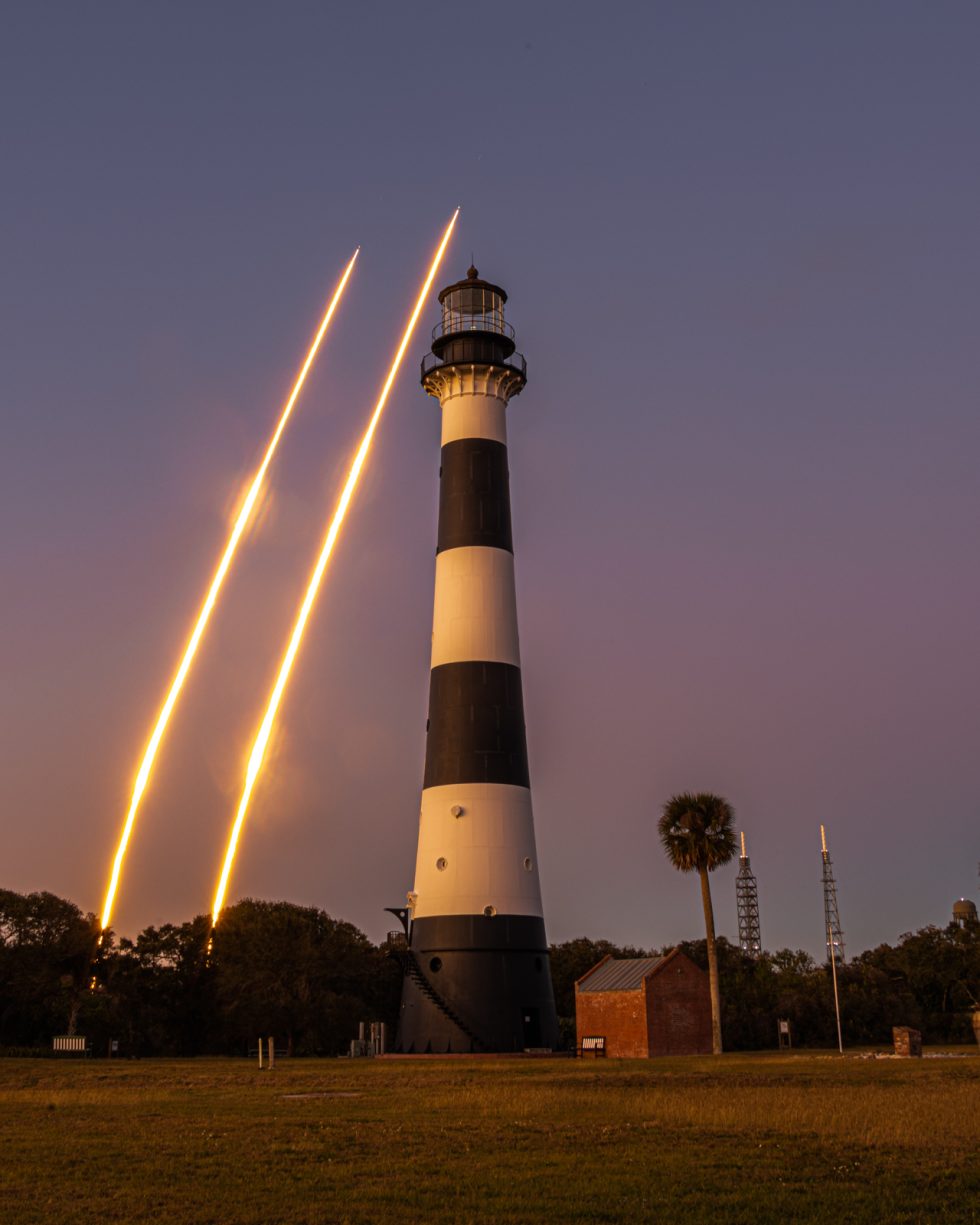 Light streaks from the landing burns for the Falcon Heavy side boosters.