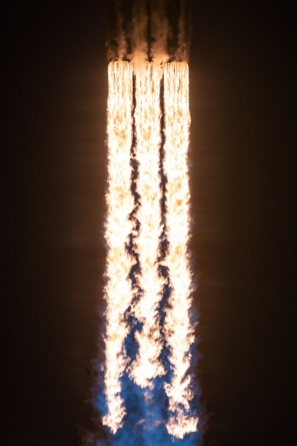 Двадцать семь двигателей Merlin приводят в движение первую ступень ракеты Falcon Heavy.