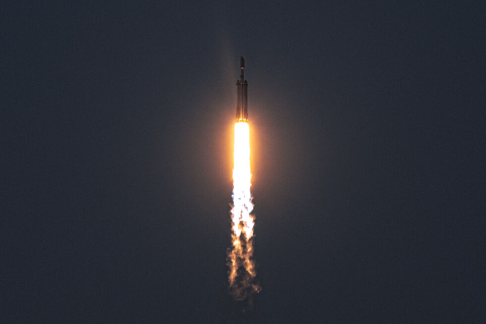 O Falcon Heavy está bem acima da costa da Flórida. 