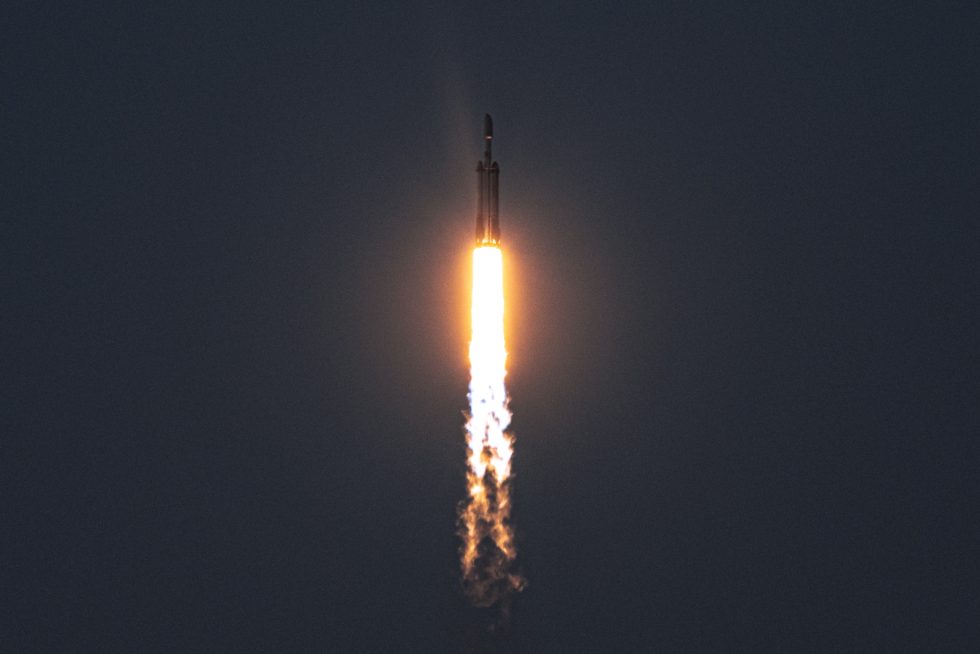 Falcon Heavy terletak jauh di atas pantai Florida. 