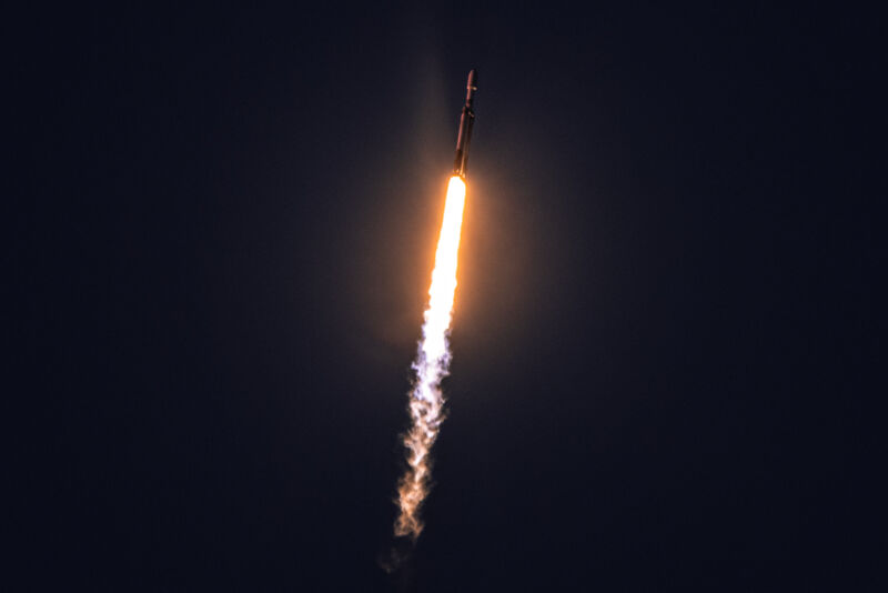 Fotografie cu lansarea și reintrarea Falcon Heavy.