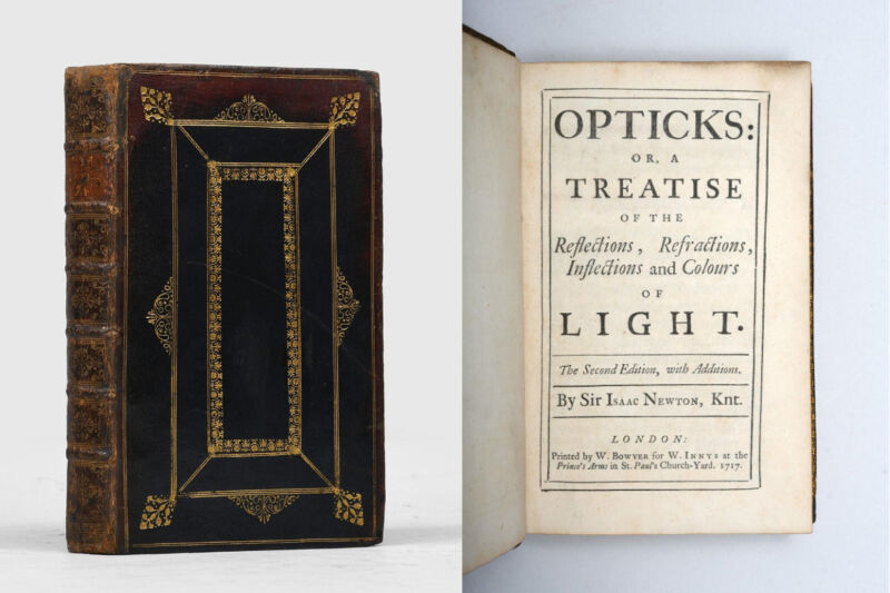 تم العثور على نسخة إسحاق نيوتن الشخصية من الإصدار الثاني لعام 1717 من <em> optics </ em> which has been lost for a long time.”/><figcaption class=